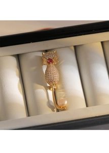 Détail de la broche chat avec zircone blanc, pierre rouge et perle d'eau douce
