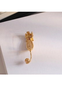 Détail du dos de la broche chat montrant le fermoir de sécurité et la maille dorée