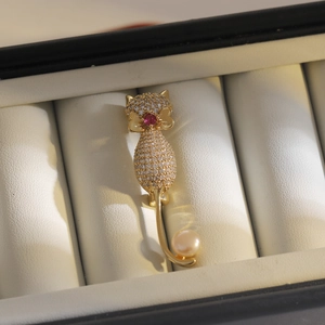 Broche Chat Élégante Plaquée Or pour Femme Cuivre Avec Perle d'Eau Douce et Zirconia Pierre Rouge Bijoux Animaux Luxe