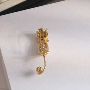 Broche chat dorée avec perle d'eau douce et rubis rouge, vue arrière avec épingle de sûreté