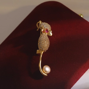 Broche chat exquise en or avec perles blanches, rubis rouges et zircons brillants