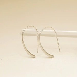 Pendientes geométricos minimalistas en plata con ganchos curvos y diseño elegante