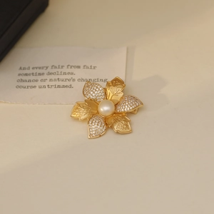 Broche Camélia en Émail Vintage de Luxe Avec Perle d'Eau Douce et Zircone Plaqué Or Véritable Cuivre Broches Florales