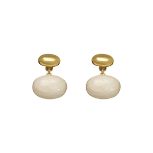 Élégantes boucles d'oreilles ovales dorées avec gouttes en résine blanc crème et métal