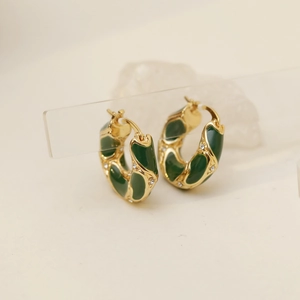Créoles dorées vintage avec émail vert foncé et petits strass blancs brillants
