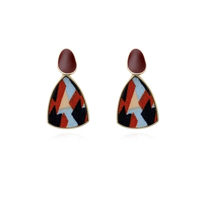 Boucles d'oreilles géométriques vintage avec résine bordeaux et charms en tissu brodé