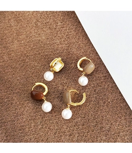 Détails de boucles d'oreilles dorées vintage avec pierres en résine et perles blanches