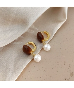 Détails de boucles d'oreilles rétro en or avec résine marron et perles blanches tombantes