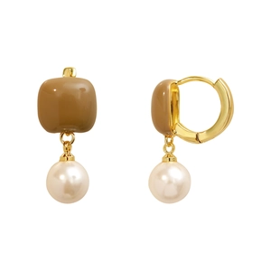 Créoles vintage dorées avec détail marron et pendentif élégant en perle blanche