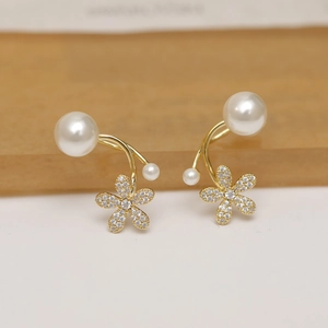 Eleganti orecchini a clip con fiori dorati, perle e petali di zircone scintillanti