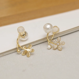 Orecchini a fiore con perle dorate, zirconi pavé e clip in silicone per lobi non forati