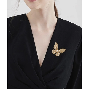 Eleganter Schmetterling Brosche Gold mit Perlen und Kristallen an schwarzer Jacke