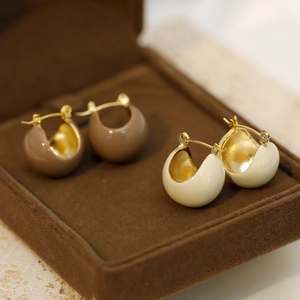 Boucles d'oreilles minimalistes en émail taupe et blanc crème avec détails dorés