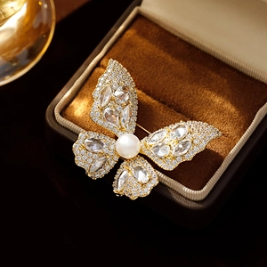 Eleganter Schmetterling Brosche mit Kristallen und Perle auf braunem Samt Schmuckkästchen