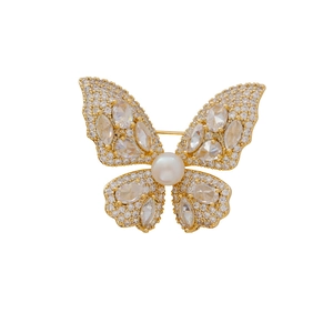Eleganter Schmetterlingsbrosche in Gold mit Zirkonia-Steinen und weißer Perle