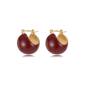 Élégantes boucles d'oreilles en C avec émail rouge, finition dorée et tiges en argent S925
