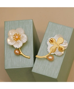 Détails de la broche fleurie avec perle centrale et pétales en nacre naturelle