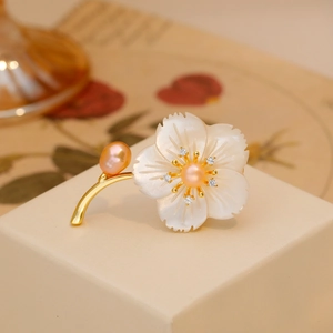 Élégante Broche Fleur en Cuivre Avec Perle d'Eau Douce Nacre Naturelle Zirconia Plaqué Or 16K Épingle de Corsage Florale pour Femme Cadeau Fête