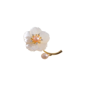 Broche fleur élégante avec pétales en nacre blanche et accents de perles roses