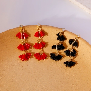 Dreistufige Fächer-Quastenohrringe in Rot und Schwarz mit Goldketten für Damen