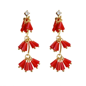 Elegante goldfarbene Quastenohrringe mit roten Perlen und klaren Kristallsteckern