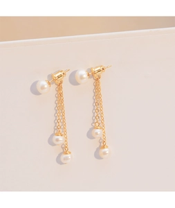 Detailansicht eleganter goldener Quastenohrringe mit natürlichen Süßwasserperlen und Silber