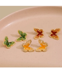 Détail de boucles d'oreilles papillon avec placage à l'or et accents en cristal