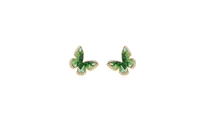 Détail de boucles d'oreilles papillon avec gemmes vertes et incrustations de zircons