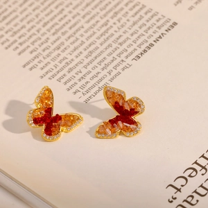 Boucles d'oreilles papillon dorées avec cristaux dégradés orange et rouges élégantes