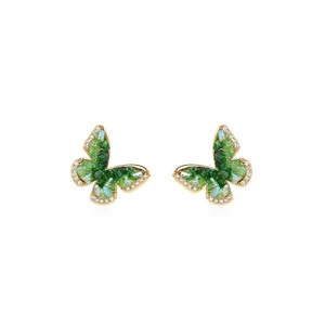 Boucles d'oreilles papillon dorées avec cristaux verts et détails en pavé de diamants