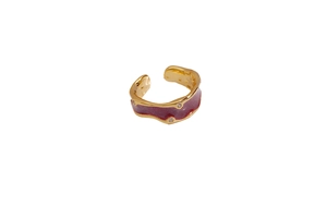 Détail de la bague en émail bordeaux et or avec zircons et texture ondulée unique
