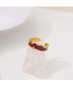 Détails de bague dorée ondulée avec émail bordeaux et pierres de zircon cubique