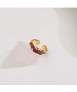 Détail de la bague en émail bordeaux et or avec bords ondulés et cristaux fins