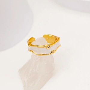 Bague ondulée dorée avec émail blanc et oxydes de zirconium sur socle en pierre