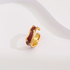 Bague ondulée plaquée or 18 carats avec émail bordeaux et zircons cubiques brillants