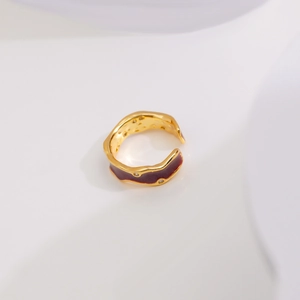 Bague ouverte dorée avec émail bordeaux, texture lave et accents de zircone