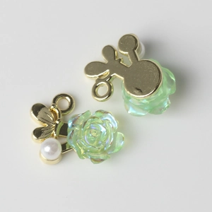 Détails des pendentifs camélia en résine avec perles pour création de bijoux DIY