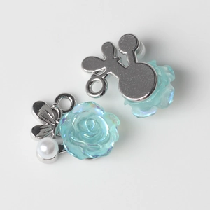 Vue détaillée de breloques roses en résine bleu clair avec perles et anneaux pour DIY