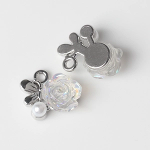 Détail de breloques en résine camélia et perles pour création de bijoux DIY