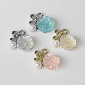 Breloques camélia en résine avec perles et anneaux pour création de bijoux DIY