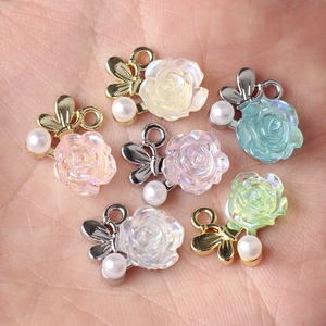 Groupe de pendentifs camélia en résine et papillon en perle pour création de bijoux DIY