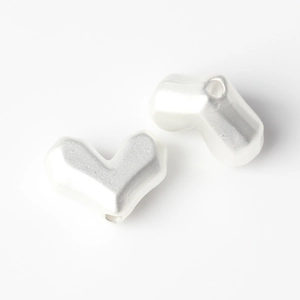 Vue détaillée de perles de cœur en forme de V au fini nacré pour création de bijoux DIY