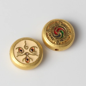 Makroansicht goldener Ethno-Legierungsperlen mit buntem Emaille-Inlay für DIY-Schmuck