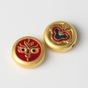Makro-Detail von Legierungsperlen mit rotem Emaille-Drachen und Ruyi-Muster für DIY-Schmuck