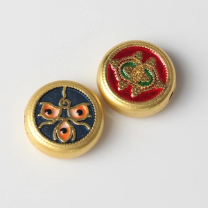 Detailansicht bunter Legierungs-Amulette mit ethnischen Mustern für DIY-Schmuckherstellung