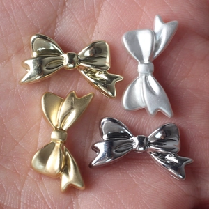 Ciondoli a fiocco minimalisti in lega nei colori oro, argento e nero per gioielli DIY