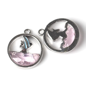 Detail van zilveren ronde bedeltjes met roze kristallen en vis- of katsilhouetten