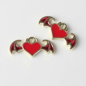Detalle de colgantes de corazón alado en esmalte rojo y aleación dorada para joyería DIY