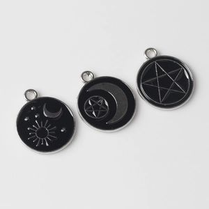 Ciondoli minimalisti in lega con motivi sole luna e stelle in smalto nero per gioielli DIY
