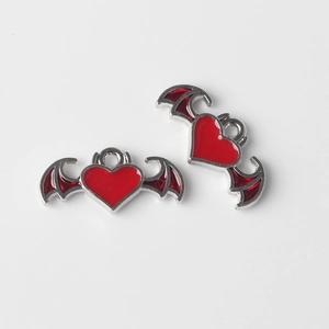 Detalle de dijes de corazón de esmalte rojo con alas de diablo plateadas para joyas DIY